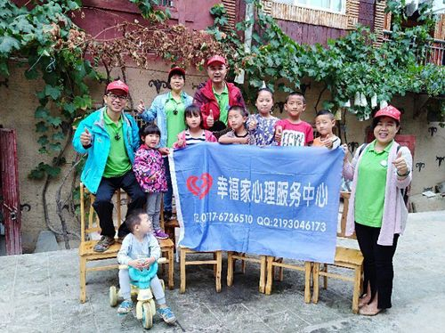 2017年8月在汶川县雁门乡萝卜寨开展心理志愿服务,教当地留守儿童学唱《志愿者之歌》