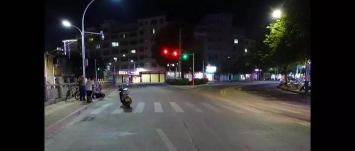 关注 | 赣州一中学生骑车闯红灯被撞，交警这样判……