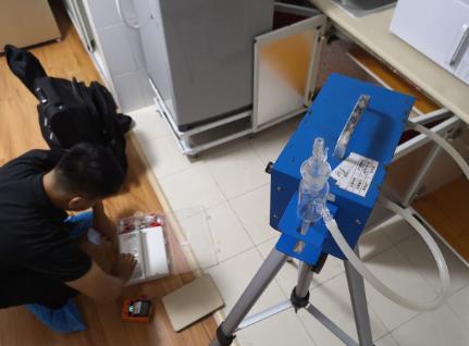 8月30日,北京市东城区一户刚刚出租的自如长租公寓内,一家环境检测公司的员工正应租客要求,用专业仪器在公寓内检测甲醛、苯等有毒物质的含量。资料图