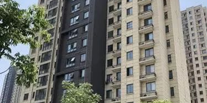 邻居贴告示:逝者禁止乘电梯!家人无奈抬棺材走