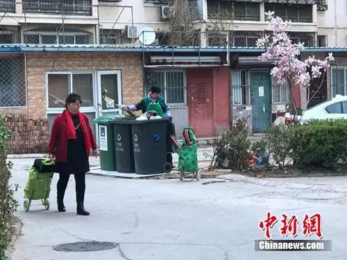 某小区内,垃圾分类志愿者在进行作业。<a href='http://www.chinanews.com/' >中新网</a> 吴涛 摄