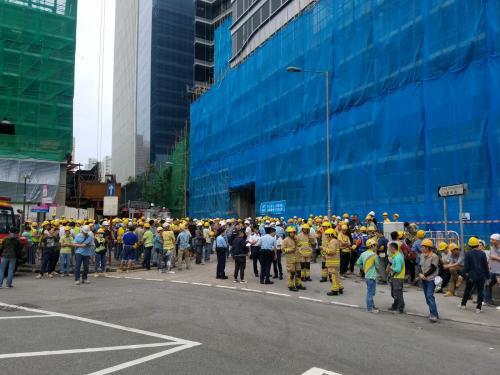 香港一大厦棚架倒塌 1名工人坠地受伤400余人疏散