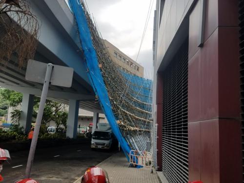 香港一大厦棚架倒塌 1名工人坠地受伤400余人疏散