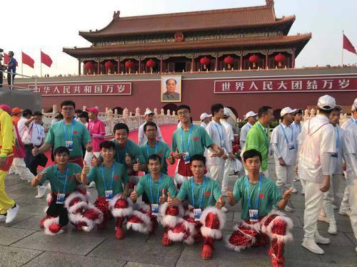 东莞石排镇中坑明德醒狮队亮相新中国成立70周年联欢活动