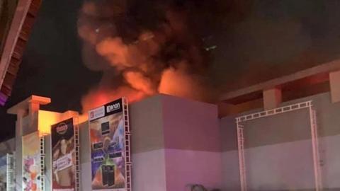 菲律宾一商场发生火灾 目前火警已达4级