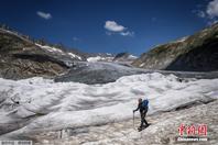 热浪席卷欧洲 瑞士最古老冰川被盖“毯子”防止融化