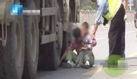水泥罐车与电动车相撞 骑车男子被拖行20米