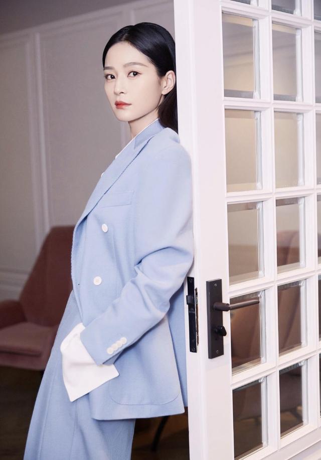 34岁王媛可又换新造型，一袭浅蓝色西服look配衬衫，美得明艳闪耀