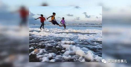 被有毒白泡沫铺满的印度海滩，孩子却把这当成了"游乐场"