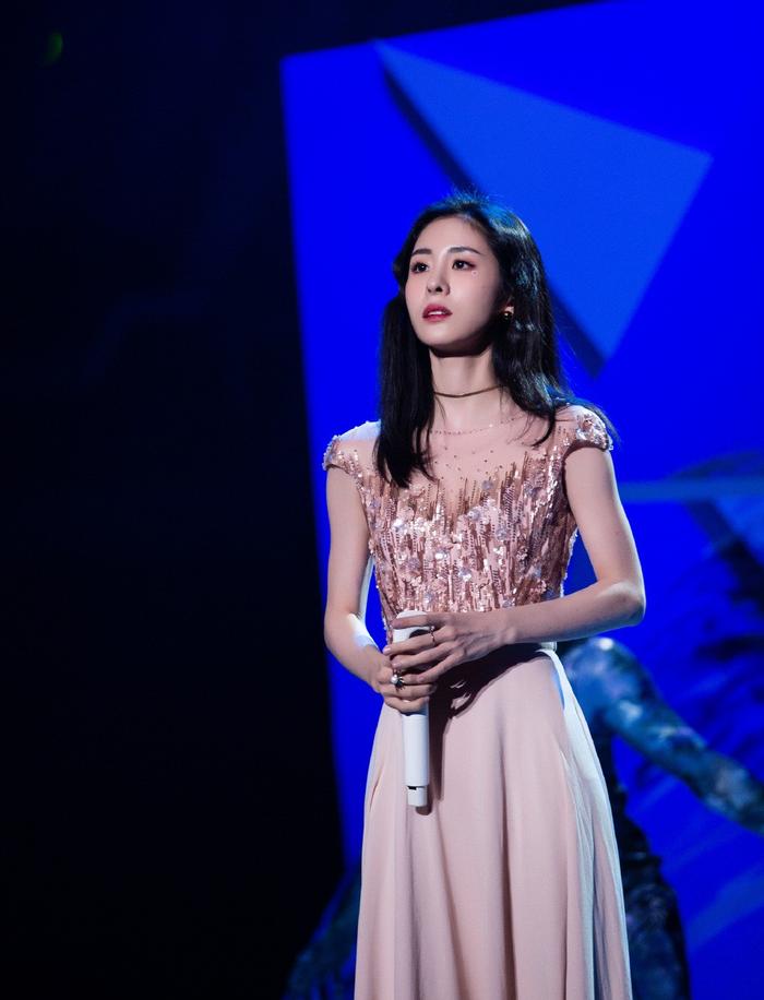 她在韩国出道因《中国好声音》大红，今穿拼接裙，贴桃花明艳动人
