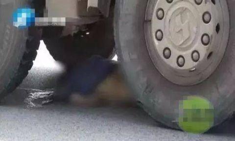 水泥罐车与电动车相撞 骑车男子被拖行20米