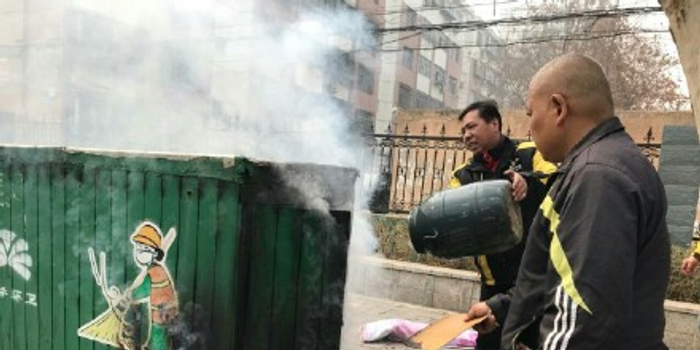 暖闻|石家庄外卖小哥取餐途中遇环卫箱起火,灭