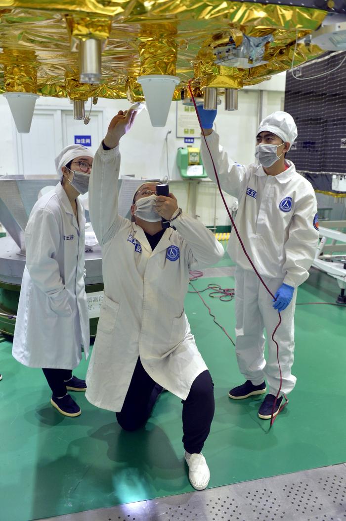 北斗团队工作人员对卫星进行检测