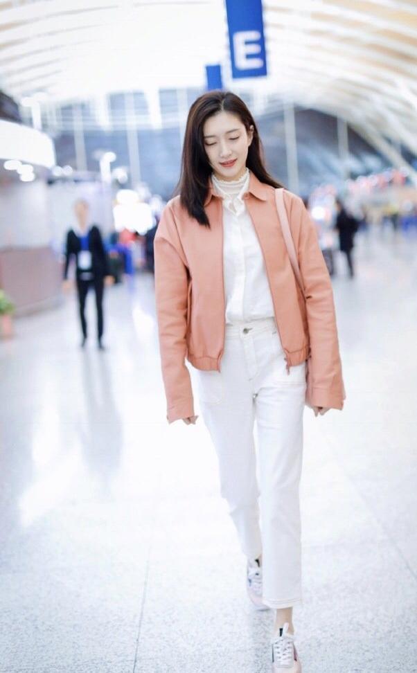 江疏影“女神”范十足，粉丝外套搭配白色休闲裤走机场，美丽动人