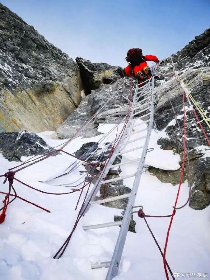 图为测量登山队员通过“中国梯”