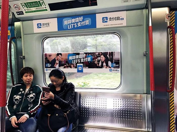 (层层压力之下,虽仍有类似经营银行柜员机网络系统的香港银通联合银行推出JETCO Pay购物缴费服务,但本地支付市场中的优胜劣汰趋势日益明显。图/视觉中国)
