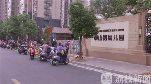 马路上违停、下货、占盲道 路边咋成了货车集散地？