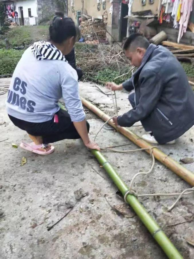 【新闻速读】彝良一男子吃野生菌中毒，4扶贫干部竹竿抬行2.5公里就医