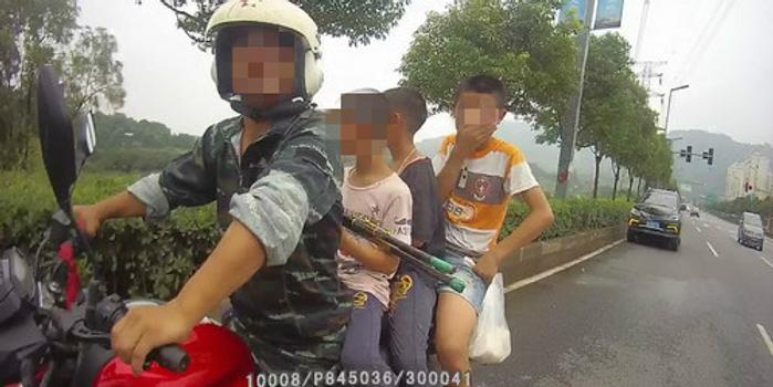 危险!骑摩托带三小孩在马路上上演叠罗汉 民