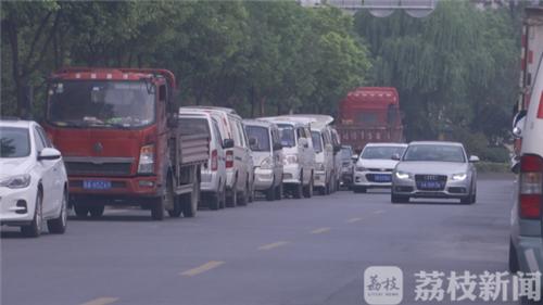 马路上违停、下货、占盲道 路边咋成了货车集散地？