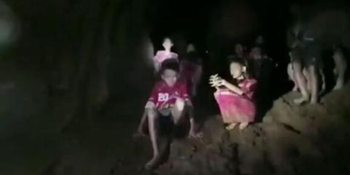 泰国少年足球队13人仍受困 军方要教其洞内潜