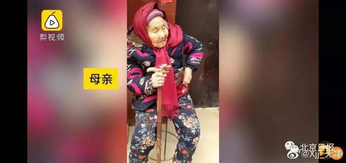 107岁老妈给84岁女儿捎糖吃，有妈妈在，多大都是小公举！