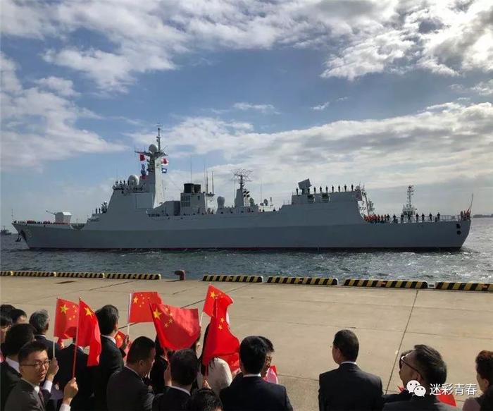 来而不往非礼也，中方军舰12年首次出现在日本码头，岸上聚集大批华人