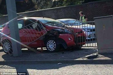 英国最幸运的司机在6英尺长的金属栅栏矛穿透挡风玻璃后幸免于难