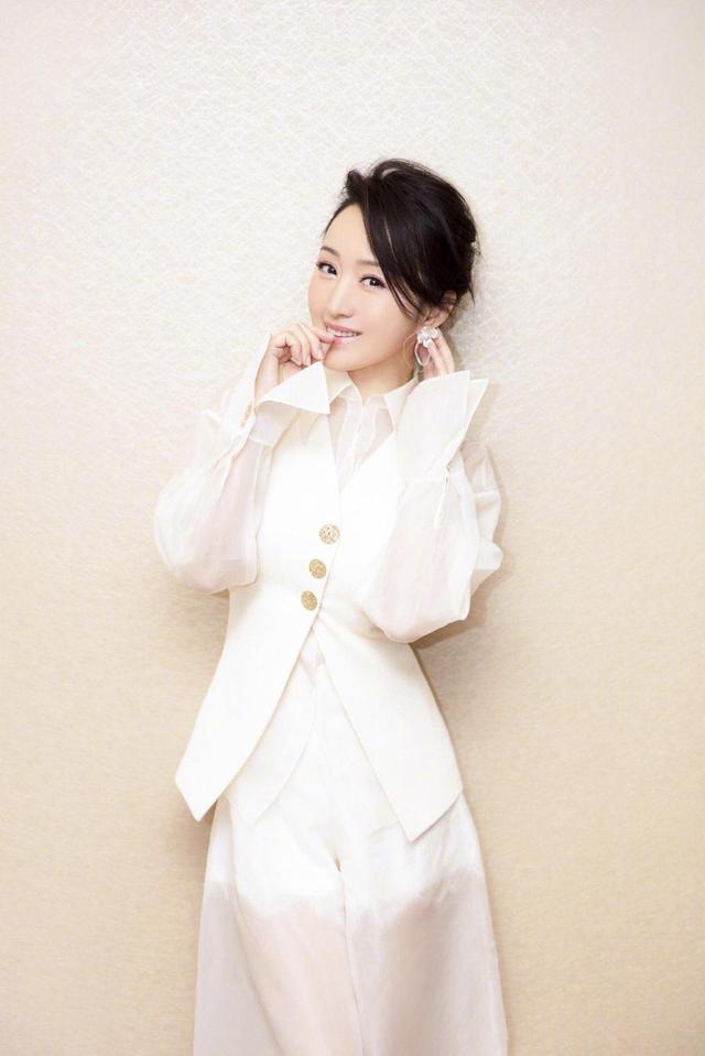 48岁的杨钰莹气质优雅，扎发搭配白色衣服look套装，秒变清纯少女