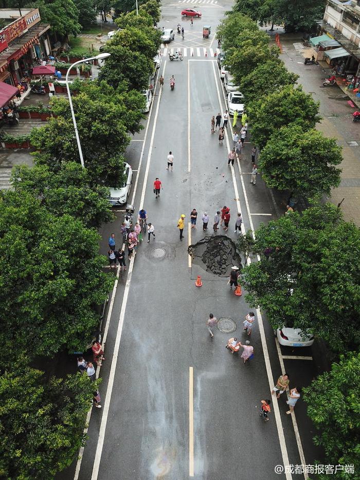 大货车雨夜穿街过，路面突然塌陷卡在一人深的坑中