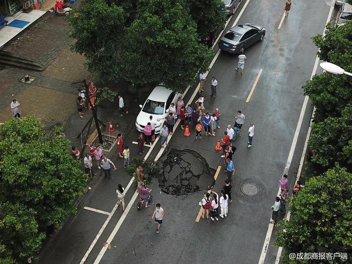 大货车雨夜穿街过，路面突然塌陷卡在一人深的坑中