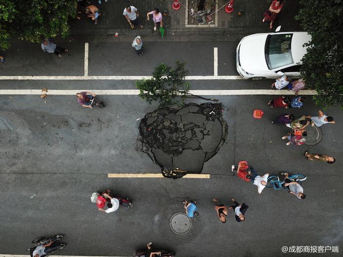 大货车雨夜穿街过，路面突然塌陷卡在一人深的坑中