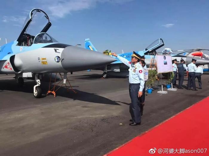 缅甸空军公开展示刚刚进口的“枭龙”战机