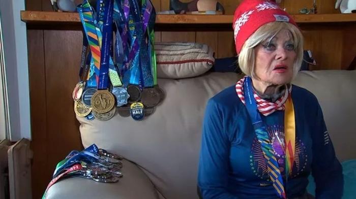 86岁老太太完赛纽约马拉松：你怎样对待生命，生命就怎样对待你！