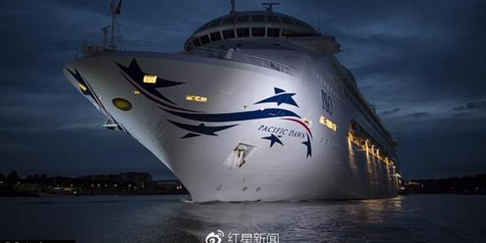 女子游轮甲板上晕船呕吐 惨遭巨浪掀入海里失