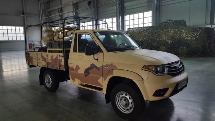 ▲图为搭载有82毫米迫击炮的UAZ-3163武装型“爱国者”皮卡车