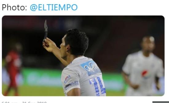 哥伦比亚联赛球员庆祝绝杀，被对手球迷扔刀子