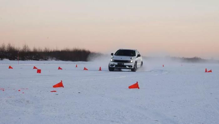 -25℃冰天雪地，开着SUV玩儿“漂移”，原来这么简单！