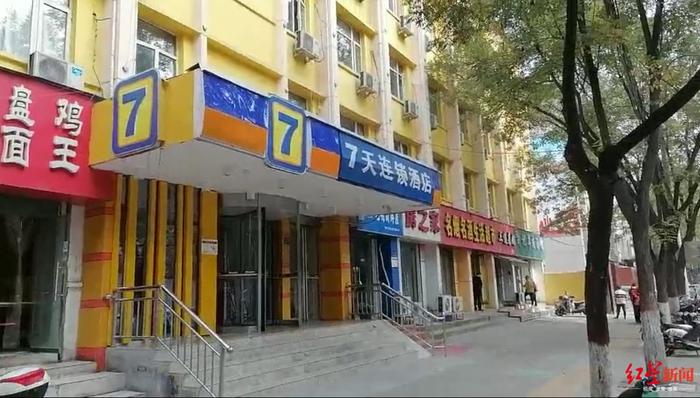 7天连锁酒店床单现呕吐物！当事人：他们想给500元私了，我拒绝了