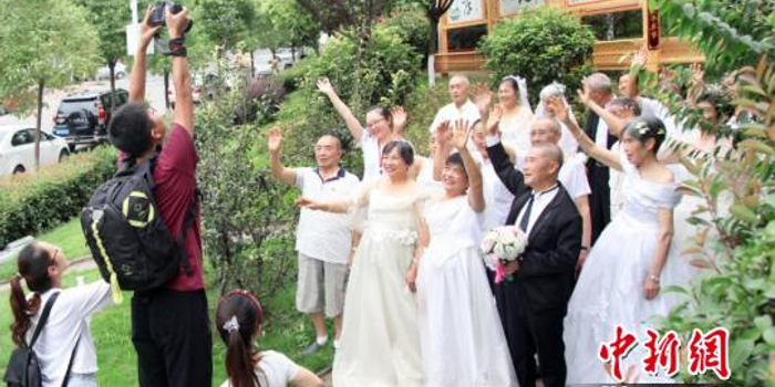 四川绵阳12对金婚老人拍婚纱照 甜蜜过 七夕