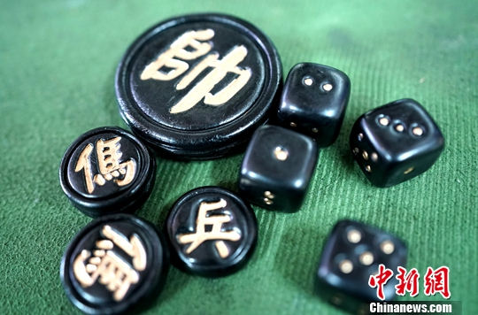 “大有制墨”工坊主人陈俊天把墨制成象棋、骰子。<a href='http://www.chinanews.com/'>中新社</a>记者 张宇 摄