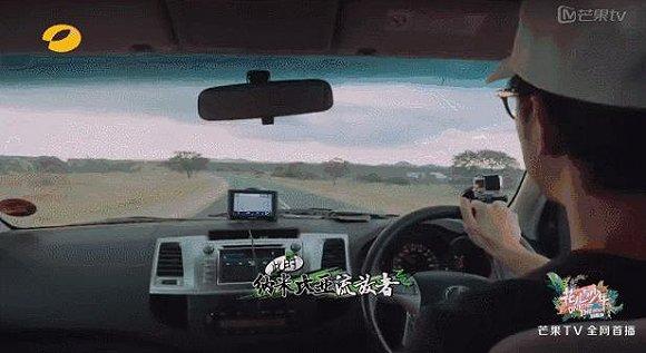 在《花儿与少年》里,“大仁哥”陈柏霖一人一狗一摩托,横穿整个纳米比亚。