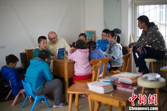 理查德·康奈尔正在给孩子们上课。李运泽陪在旁边翻译。 韦亮 摄