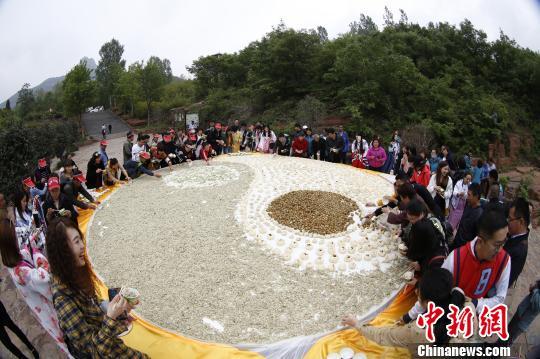 游人围观品尝“太极槐花宴”。 董飞 摄