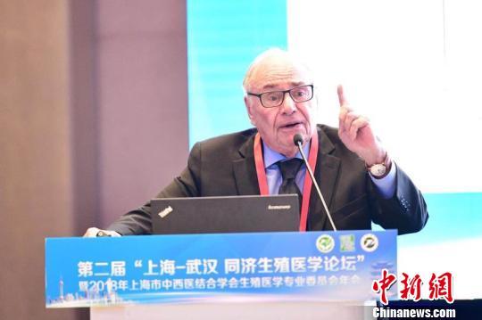 全球生殖治疗领域先驱、“促性腺激素之父”Bruno Lunenfeld 教授出席论坛,发表 “衰老的不良临床结局与预防策略”的主题报告。 芊烨 摄
