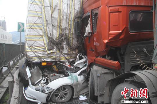 京昆高速四川广元段发生5车连环相撞事故