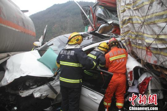 京昆高速四川广元段发生5车连环相撞事故