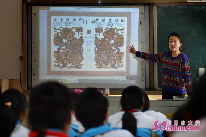 青岛小学生学做木板年画 体验“传统之美”