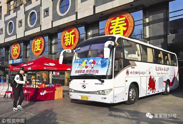 ▲2017年2月2日,北京西单图书大厦门前的无偿献血车,陆陆续续有人上车献血。该采血点将于近日重张 图/视觉中国