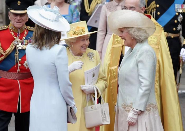 英国女王拎了40年都不腻的Launer包包，我告诉你怎么买